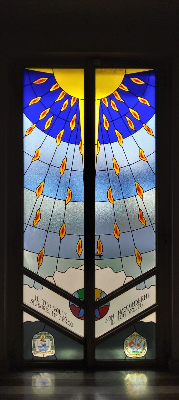 Vetrata verticale sacra