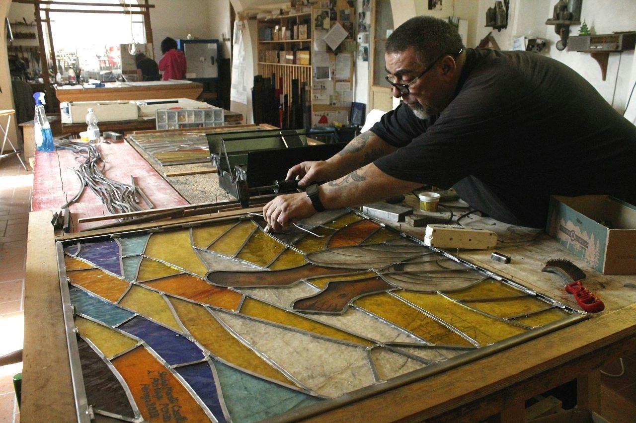 Mastro vetraio Penzo al lavoro su una vetrata artistica nella bottega